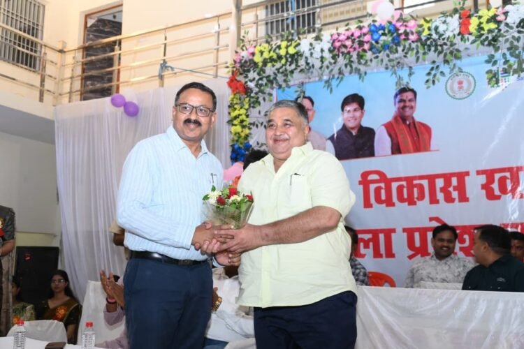 शाला प्रवेश उत्सव में मंत्री राजेश अग्रवाल ने किया नवप्रवेशी विद्यार्थियों का स्वागत, बोले- सफलता का कोई शॉर्टकट नहीं होता
