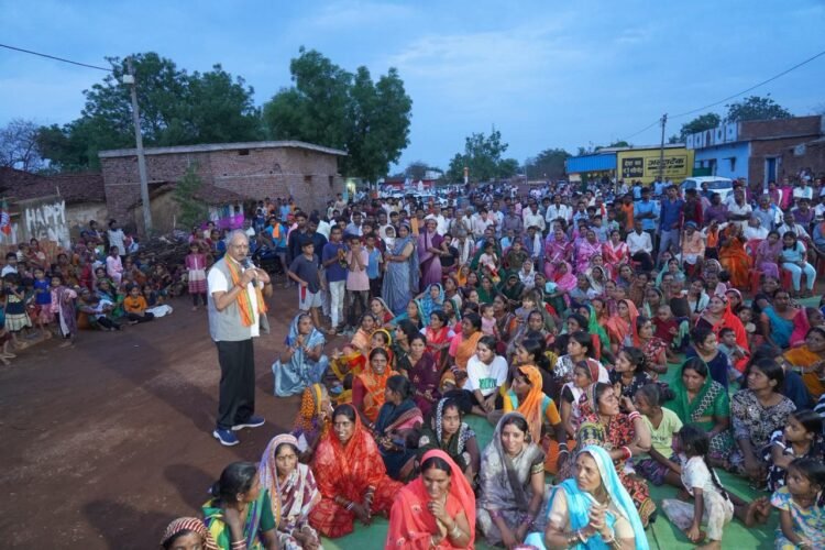 खपरीकला में जनता के बीच पहुंचे सांसद बृजमोहन, माइक लेकर पूछा- योजनाओं का लाभ मिल रहा है कि नहीं?