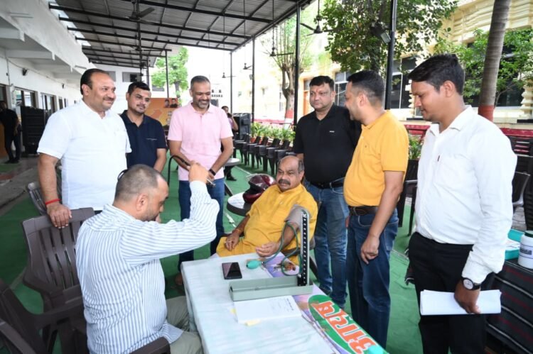 “कांग्रेस के तंज का मुस्कुराकर जवाब, विधायक पुरंदर मिश्रा बोले – मैं स्वस्थ हूँ, ज़रूरत हो तो आप भी नि:शुल्क जांच कराइए”