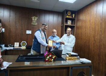 रायपुर स्टेशन पर उत्कृष्ट सेवाओं के लिए वरिष्ठ मंडल वाणिज्य प्रबंधक अवधेश कुमार त्रिवेदी सम्मानित
