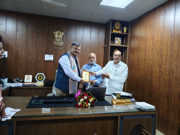 रायपुर स्टेशन पर उत्कृष्ट सेवाओं के लिए वरिष्ठ मंडल वाणिज्य प्रबंधक अवधेश कुमार त्रिवेदी सम्मानित