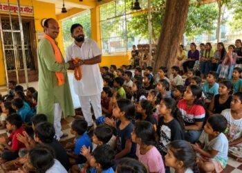 रायपुर नगर निगम सभापति सूर्यकांत राठौड़ का जन्मदिन सेवा भाव के साथ मनाया, बच्चों को बांटी कॉपी-किताबें