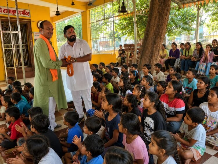 रायपुर नगर निगम सभापति सूर्यकांत राठौड़ का जन्मदिन सेवा भाव के साथ मनाया, बच्चों को बांटी कॉपी-किताबें
