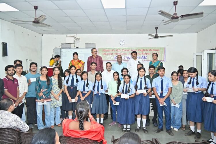 रायपुर पश्चिम में मेधावी विद्यार्थियों का सम्मान, 29 छात्रों को ₹5-5 हजार के प्रोत्साहन चेक; स्कूल विकास के लिए 1.69 करोड़ की सौगात