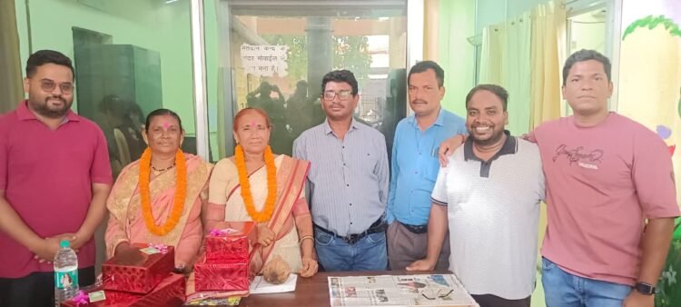 रायपुर नगर निगम में सेवानिवृत्त सफाई कर्मियों का सम्मान, शाल-श्रीफल और स्मृतिचिन्ह देकर दी विदाई