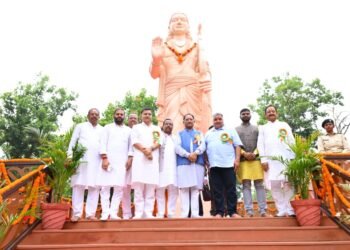 मातृशक्ति एवं प्रकृति के प्रति श्रद्धा का अनुपम संगम : मुख्यमंत्री साय ने “राम वाटिका” में किया रुद्राक्ष का पौधारोपण