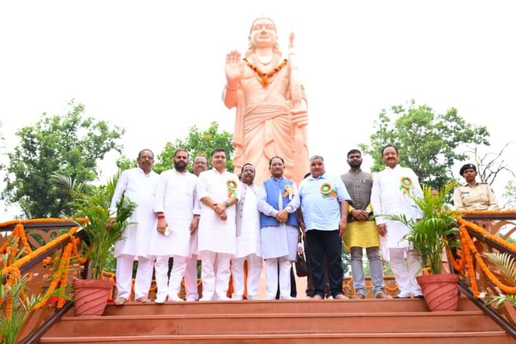 मातृशक्ति एवं प्रकृति के प्रति श्रद्धा का अनुपम संगम : मुख्यमंत्री साय ने “राम वाटिका” में किया रुद्राक्ष का पौधारोपण