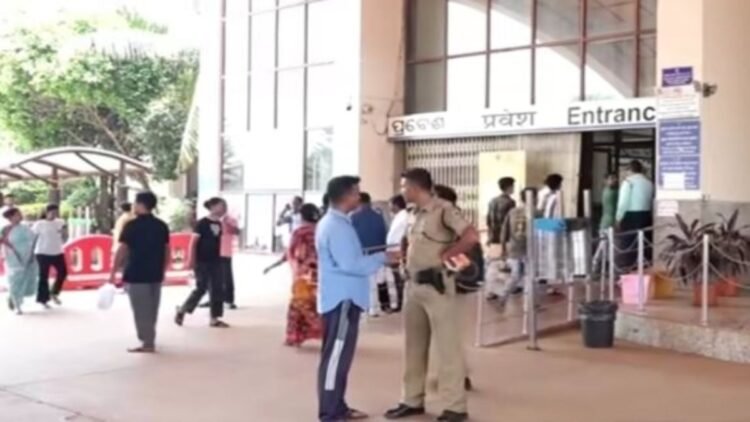 मरीज की मौत पर भड़के परिजन, AIIMS में डॉक्टर पर हमला, अस्पताल में मचा हंगामा