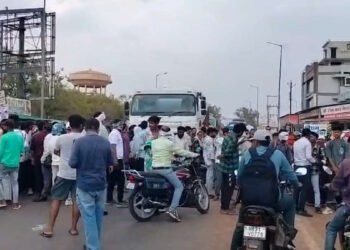 ATKT और रिजल्ट विवाद को लेकर छात्रों ने नेशनल हाइवे किया जाम