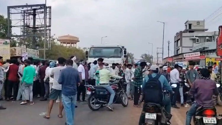 ATKT और रिजल्ट विवाद को लेकर छात्रों ने नेशनल हाइवे किया जाम