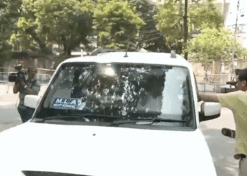 TMC में बगावत तेज: 59 विधायकों के समर्थन के दावे के साथ स्पीकर से मिलने पहुंचे बागी विधायक