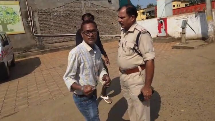 नशे में अस्पताल पहुंचे डॉक्टर, मरीज के परिजनों से हाथापाई की कोशिश