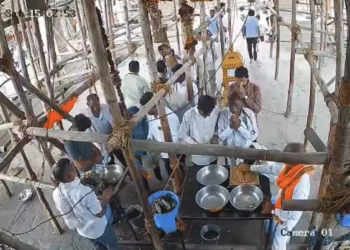 महाप्रसाद के दौरान मचा हड़कंप, मंदिर परिसर में छत गिरने से 6 की मौत