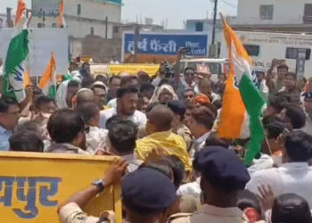 सुशासन तिहार कार्यक्रम में हंगामा, विधायक मोतीलाल साहू के काफिले के सामने लेटे कांग्रेस कार्यकर्ता