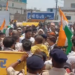 सुशासन तिहार कार्यक्रम में हंगामा, विधायक मोतीलाल साहू के काफिले के सामने लेटे कांग्रेस कार्यकर्ता