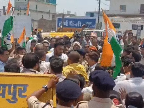 सुशासन तिहार कार्यक्रम में हंगामा, विधायक मोतीलाल साहू के काफिले के सामने लेटे कांग्रेस कार्यकर्ता