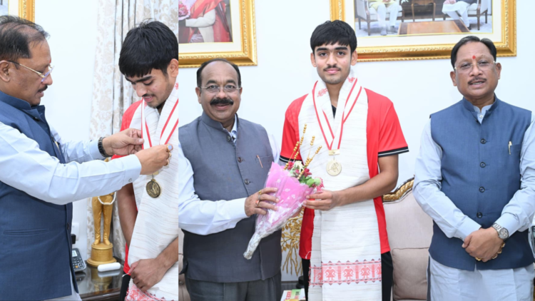 अंडर-18 एशिया कप विजेता हॉकी खिलाड़ी अवि मानिकपुरी ने मुख्यमंत्री साय से की सौजन्य भेंट,कहा-युवा खिलाड़ियों की उपलब्धियां बढ़ा रही हैं छत्तीसगढ़ का गौरव