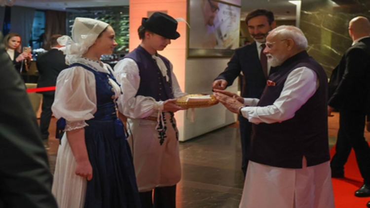 ब्रातिस्लावा में पीएम मोदी का भव्य स्वागत, बोले- भारतीय समुदाय का स्नेह मेरे लिए अमूल्य