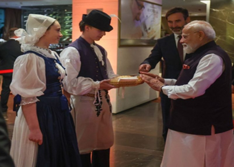 ब्रातिस्लावा में पीएम मोदी का भव्य स्वागत, बोले- भारतीय समुदाय का स्नेह मेरे लिए अमूल्य