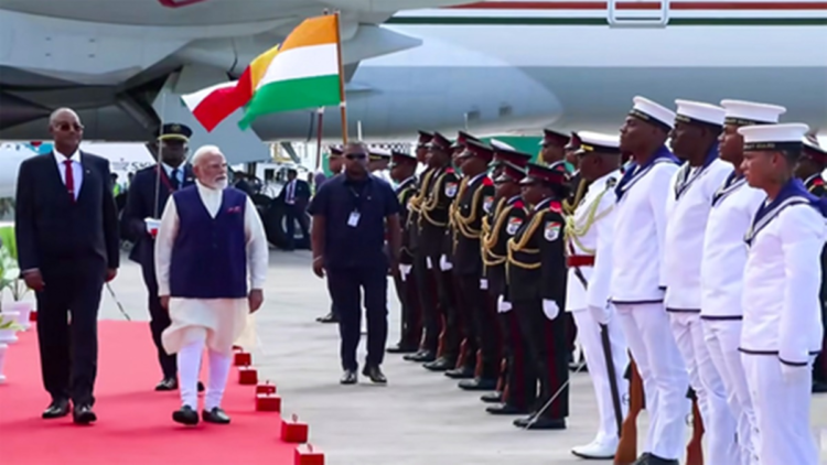 सेशेल्स पहुंचे प्रधानमंत्री मोदी, राष्ट्रपति हर्मिनी ने एयरपोर्ट पर किया गर्मजोशी से स्वागत
