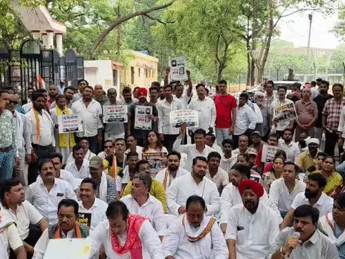 बिजली बिल वृद्धि के विरोध में सड़कों पर उतरी कांग्रेस, सरकार के खिलाफ नारेबाजी