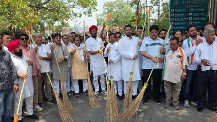 जनता पर अतिरिक्त बोझ का आरोप, कांग्रेस ने यूजर चार्ज बढ़ोतरी के खिलाफ किया प्रदर्शन