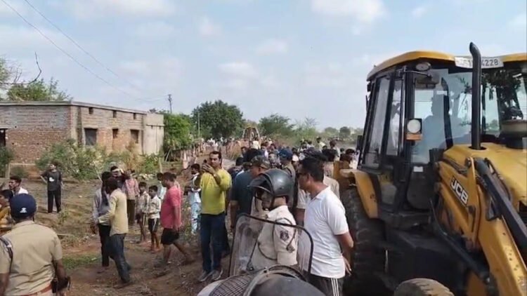 रायपुर में विधायक कॉलोनी के लिए चला बुलडोजर: 80 घर ढहाए, पुलिस-ग्रामीणों में झड़प