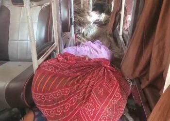 तस्करों की नई तरकीब फेल, झाड़ू के बीच छिपाकर ले जा रहे थे ‘हरा सोना’