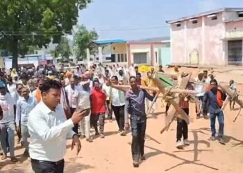 खाद संकट पर किसानों का फूटा गुस्सा, पैलीमेटा में चक्काजाम कर किया प्रदर्शन