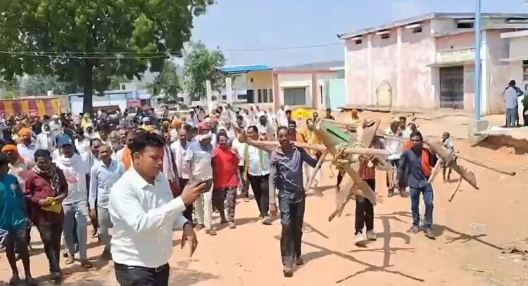 खाद संकट पर किसानों का फूटा गुस्सा, पैलीमेटा में चक्काजाम कर किया प्रदर्शन