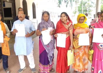 6 माह से नहीं मिली विधवा पेंशन, वृद्ध महिलाओं ने कलेक्ट्रेट पहुंचकर लगाई गुहार