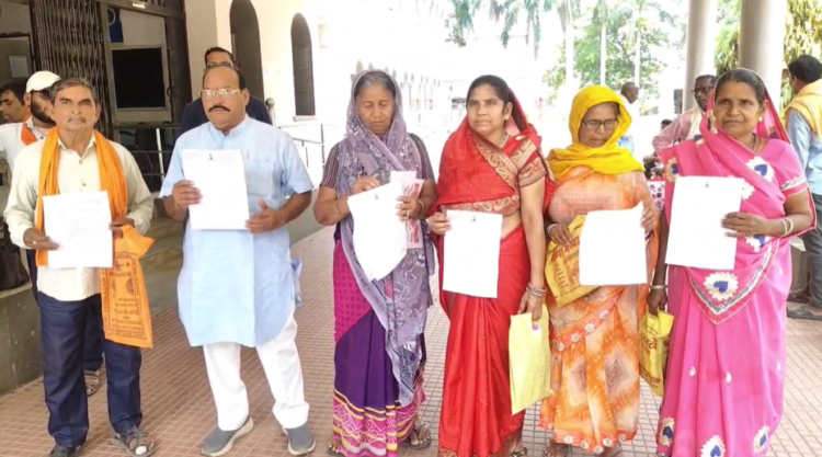 6 माह से नहीं मिली विधवा पेंशन, वृद्ध महिलाओं ने कलेक्ट्रेट पहुंचकर लगाई गुहार