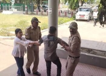 धमतरी कलेक्ट्रेट में आत्मदाह की कोशिश, पत्नी-बच्चों संग पहुंचे युवक ने खुद पर डाला मिट्टी तेल