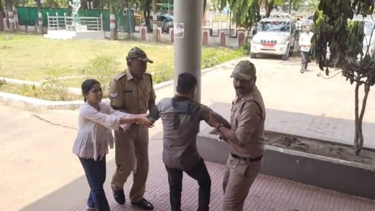 धमतरी कलेक्ट्रेट में आत्मदाह की कोशिश, पत्नी-बच्चों संग पहुंचे युवक ने खुद पर डाला मिट्टी तेल