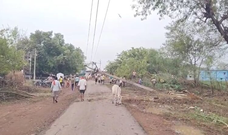 आंधी-बारिश से बालोद में भारी नुकसान, मोबाइल टॉवर गिरा और कई गांव अंधेरे में डूबे
