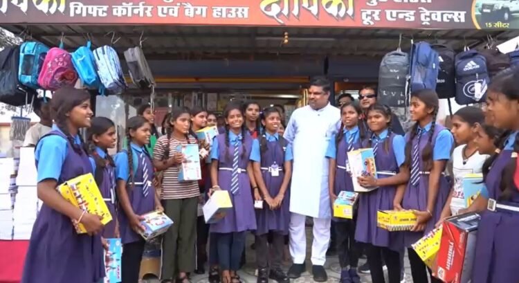 स्कूल शिक्षा मंत्री गजेन्द्र यादव ने बच्चों से किया आत्मीय संवाद, जूते-मोजे भेंट कर बढ़ाया उत्साह