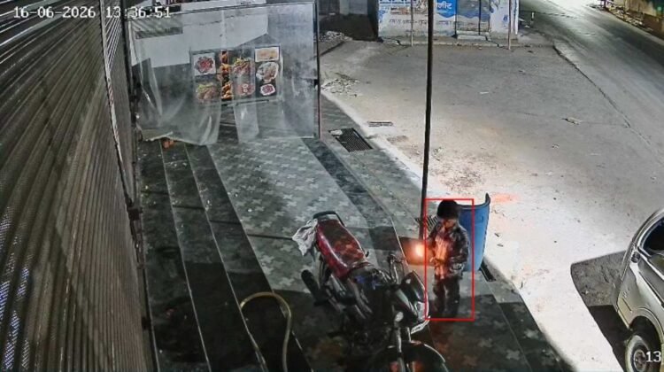 राजनांदगांव में हैरान करने वाली घटना: 8 वर्षीय बालक ने बाइक को लगाई आग, CCTV फुटेज वायरल