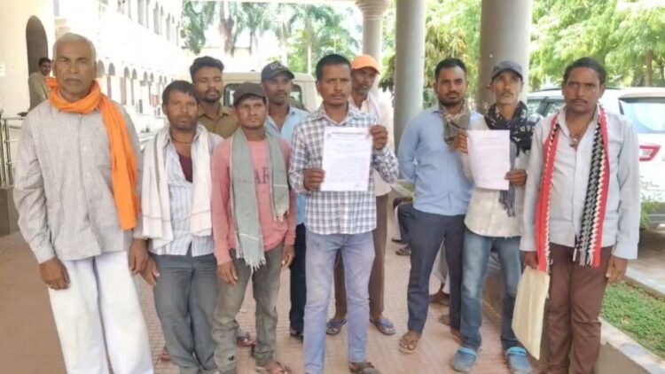 250 एकड़ शासकीय भूमि पर अतिक्रमण का आरोप, ग्रामीणों ने कलेक्ट्रेट पहुंचकर की कार्रवाई की मांग