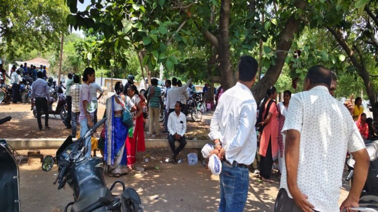 धर्मांतरण के आरोप में दो पास्टर गिरफ्तार, विरोध में थाने पहुंचे ईसाई समाज के लोग
