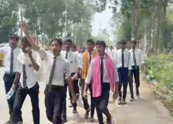 प्रयास आवासीय विद्यालय के छात्रों का फूटा गुस्सा, 10 किमी पैदल चलकर पहुंचे कलेक्टर कार्यालय