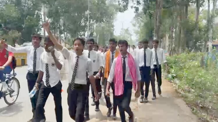 प्रयास आवासीय विद्यालय के छात्रों का फूटा गुस्सा, 10 किमी पैदल चलकर पहुंचे कलेक्टर कार्यालय