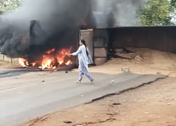 स्टेट हाईवे पर दो ट्रकों में जोरदार भिड़ंत, आग लगने से मची अफरा-तफरी
