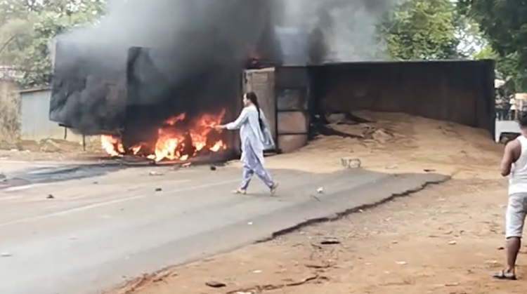 स्टेट हाईवे पर दो ट्रकों में जोरदार भिड़ंत, आग लगने से मची अफरा-तफरी