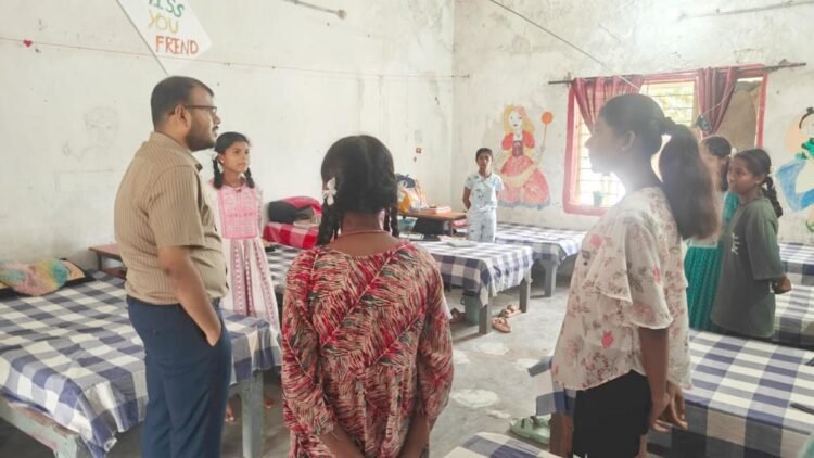सुकमा में छात्रावासों का औचक निरीक्षण, अव्यवस्था मिलने पर अधिकारियों पर गिरी गाज