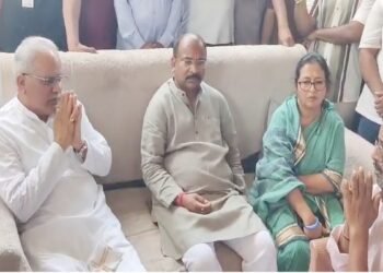 मृतक परिवार से मिले भूपेश बघेल, बोले- नए सिरे से हो हत्याकांड की जांच
