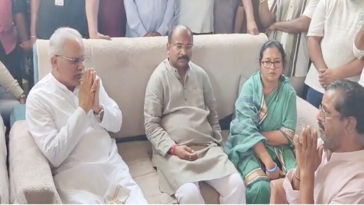 मृतक परिवार से मिले भूपेश बघेल, बोले- नए सिरे से हो हत्याकांड की जांच
