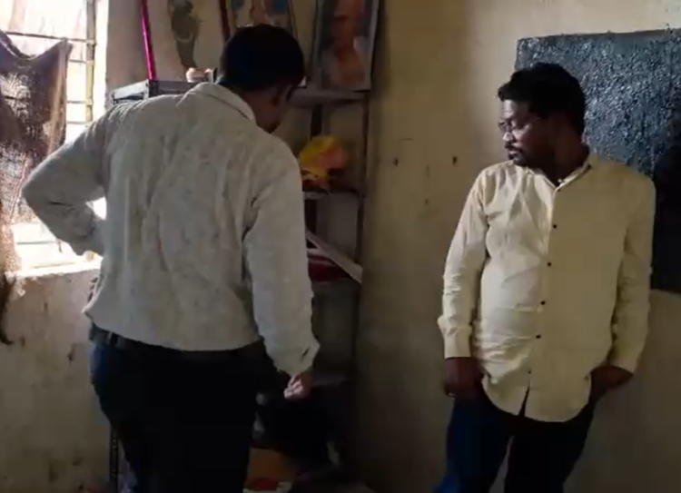 कवर्धा के सरकारी स्कूल में शराब पीते पकड़ा गया शिक्षक, वीडियो वायरल होने के बाद जांच के आदेश