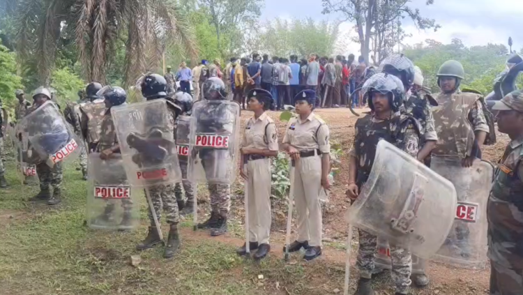 नारायणपुर के खड़का गांव में धर्मांतरण को लेकर बवाल, दो परिवारों को गांव छोड़ने का फरमान; भारी पुलिस बल तैनात