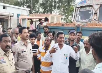 रेत माफियाओं के खिलाफ फूटा ग्रामीणों का गुस्सा, आरंग-लवन मार्ग पर अनिश्चितकालीन चक्काजाम