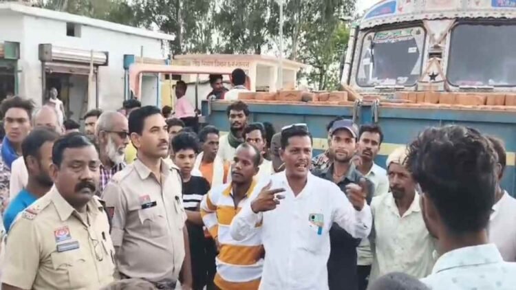 रेत माफियाओं के खिलाफ फूटा ग्रामीणों का गुस्सा, आरंग-लवन मार्ग पर अनिश्चितकालीन चक्काजाम